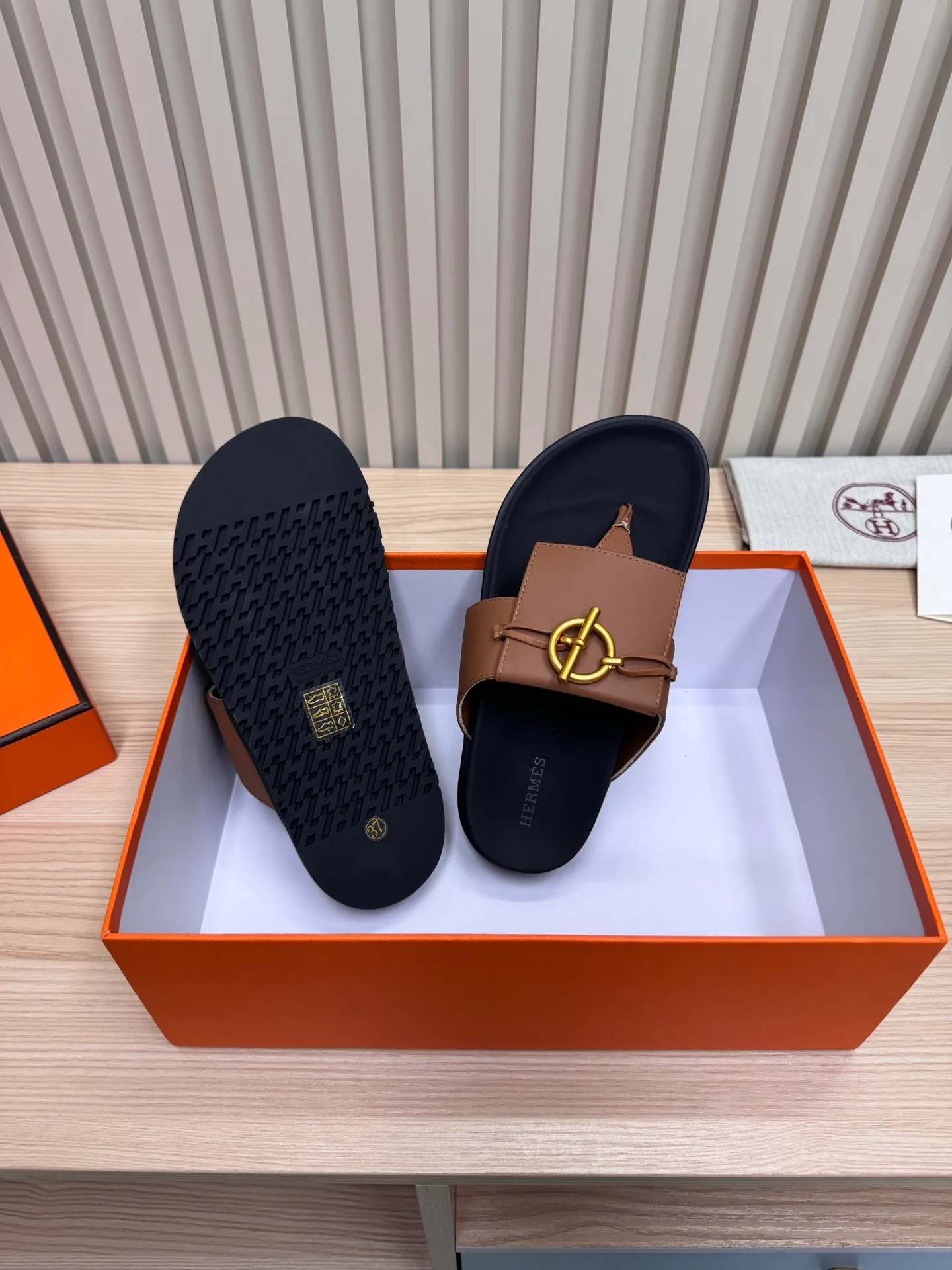 👟👟Ex-factory price 502👟👟Hermes🐎The extremely popular couple’s slippers/the latest hardware buckle sandals and slippers, paired with various colorful socks, so trendy!  ———————— Upper: imported cowhide/sheep leather/cloth/palmprint leather lining: imported cowhide/sheepskin outsole: Tpu non-slip and wear-resistant outsole Female size: 35-42 (40.41.42 non-returnable and non-exchangeable) Male code: 39-45 (45 non-returnable and non-exchangeable)